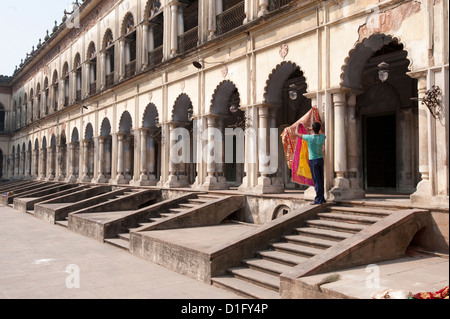 L'homme sortir lavé Coran couvrir l'extérieur de chiffons madrasa voûté chambres de l'Imambara Hugli, Hugli, Bengale occidental, Inde, Asie Banque D'Images
