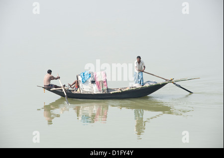 Les pêcheurs du village en bateau en bois, rivière Hugli (River Hooghly), Bengale occidental, Inde, Asie Banque D'Images