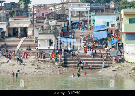 River ghats, les villageois d'effectuer des ablutions dans le fleuve Hooghly Hugli (rivière), dans l'ouest du Bengale, en Inde, en Asie Banque D'Images