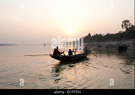 Leur retour dans leur village de pêcheurs sur les rives de la rivière Hooghly Hugli (rivière) en fin d'après-midi, l'ouest du Bengale, en Inde Banque D'Images