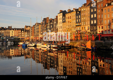 Le port pittoresque de Honfleur dans le département du nord-ouest de la France. Banque D'Images