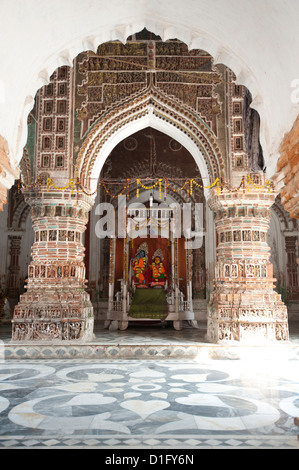 Divinités hindoues Le Seigneur Krishna et Radha dans le Lalji Mandir de culte, l'un des temples en terre cuite à Kalna, West Bengal, India Banque D'Images