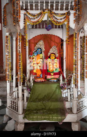 Divinités hindoues Le Seigneur Krishna et Sa parèdre Radha dans le sanctuaire à Lalji Mandir, Kalna, Bengale occidental, Inde, Asie Banque D'Images