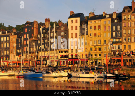 Le port pittoresque de Honfleur dans le département du nord-ouest de la France. Banque D'Images