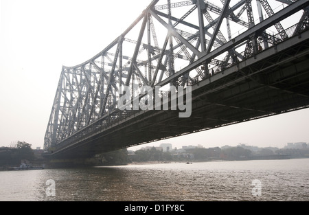 Howrah Bridge à partir de la rivière Hooghly Hugli (rivière), Kolkata (Calcutta), West Bengal, Inde, Asie Banque D'Images