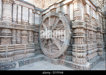 Roue de char sculpté sur le mur de la Temple du Soleil de Konarak, construit comme le char de Surya le dieu Soleil, Konarak, Orissa, Inde Banque D'Images