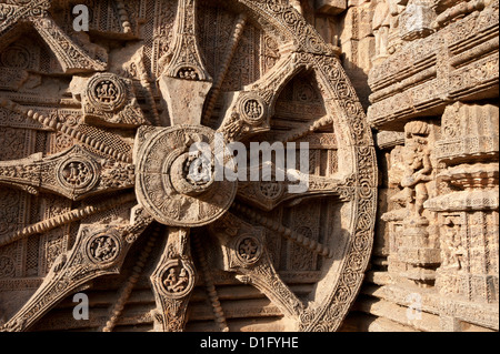 Roue de char sculpté sur le mur de la Temple du Soleil de Konarak, construit comme le char de Surya le dieu Soleil, Konarak, Orissa, Inde Banque D'Images