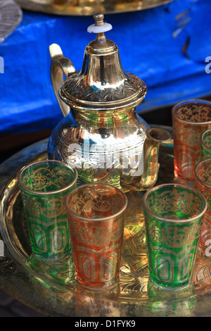 Pot de thé et des verres sur un plateau, Marrakech, Maroc, Afrique du Nord, Afrique Banque D'Images