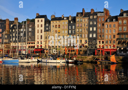 Le port pittoresque de Honfleur dans le département du nord-ouest de la France. Banque D'Images