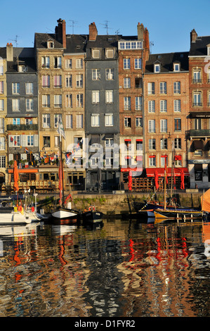 Le port pittoresque de Honfleur dans le département du nord-ouest de la France. Banque D'Images