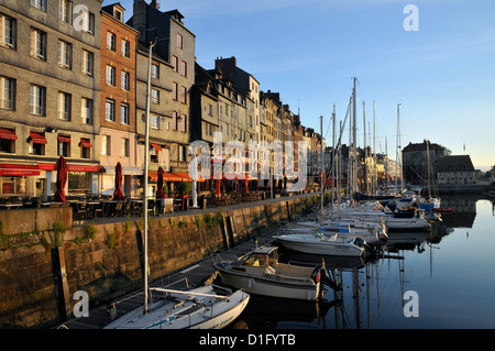 Le port pittoresque de Honfleur dans le département du nord-ouest de la France. Banque D'Images