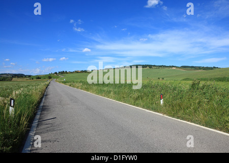 Country Road, Val d'Orcia, Toscane, Italie, Europe Banque D'Images