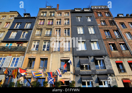 Le port pittoresque de Honfleur dans le département du nord-ouest de la France. Banque D'Images