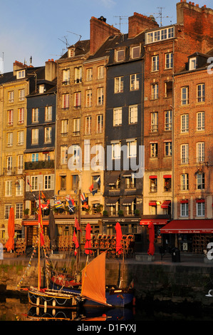 Le port pittoresque de Honfleur dans le département du nord-ouest de la France. Banque D'Images