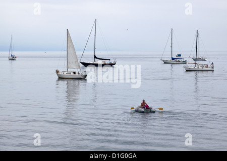 Yachts mouillant au large de la plage de Santa Barbara Banque D'Images