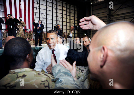 Le président américain Barack Obama serre la main et accueille des troupes lors d'une visite le 2 mai 2012 à l'air de Bagram, en Afghanistan. Le président a visité l'Afghanistan pour signer un accord historique avec le président afghan Hamid Karzai la définition du chemin à l'éventuel retrait des forces américaines et l'augmentation de l'autonomie gouvernementale par le gouvernement reconnu de la République islamique d'Afghanistan. Banque D'Images