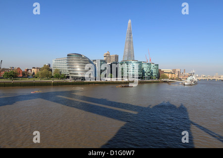 La Banque du Sud avec l'Hôtel de Ville, Shard London Bridge, l'ombre de Tower Bridge au premier plan, Londres, Angleterre Banque D'Images