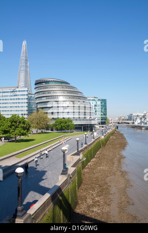 La Banque du Sud avec l'Hôtel de Ville, Shard London Bridge et London Plus de bâtiments, Londres, Angleterre, Royaume-Uni, Europe Banque D'Images