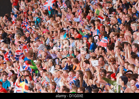 La grande foule de spectateurs à l'Union européenne drapeaux dans une arène de sports, Londres, Angleterre, Royaume-Uni, Europe Banque D'Images