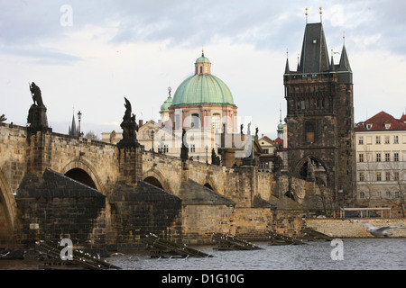 Le pont Charles, Site du patrimoine mondial de l'UNESCO, et de la rivière Vltava, Prague, République Tchèque, Europe Banque D'Images