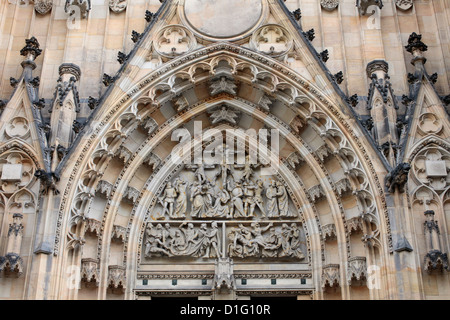 La Crucifixion, la cathédrale Saint Guy tympan, Prague, République Tchèque, Europe Banque D'Images