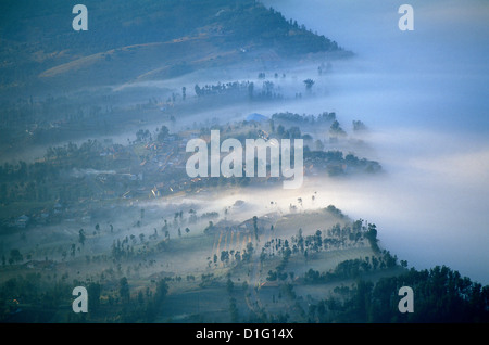 Caldeira et bromo à 2329 m, et Semeru à 3676 m, volcans de Java, en Indonésie, en Asie du Sud-Est, l'Asie Banque D'Images