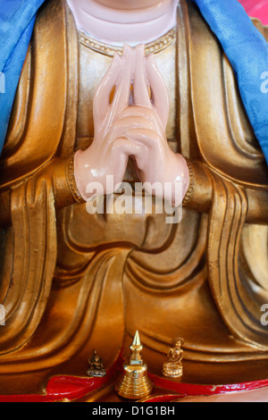 Détail de statue de Bouddha. Ksepana mudra, Tu un temple bouddhiste, Saint-Pierre-en-Faucigny, Haute Savoie, France, Europe Banque D'Images