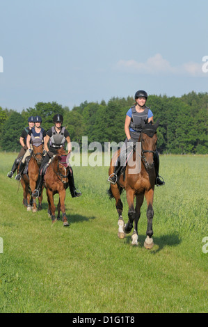 Les jeunes coureurs portant un casque et un protecteur du corps lors d'une ride out Banque D'Images