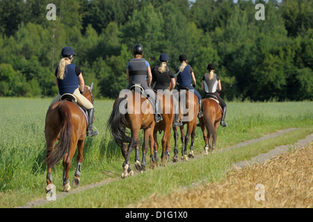 Les jeunes coureurs portant un casque et un protecteur du corps lors d'une ride out Banque D'Images