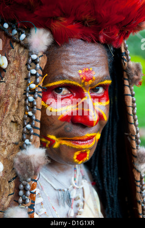 Habillés de couleurs vives et le visage peint femme tribal local célébrer la traditionnelle chanter chanter en Paya, la Papouasie-Nouvelle-Guinée, du Pacifique Banque D'Images