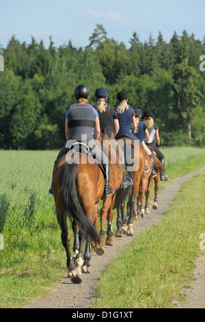 Les jeunes coureurs portant un casque et un protecteur du corps lors d'une ride out Banque D'Images