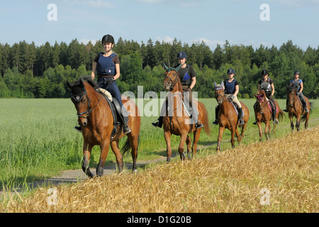 Les jeunes coureurs portant un casque et un protecteur du corps lors d'une ride out Banque D'Images