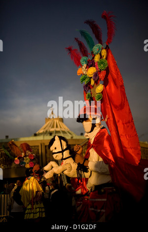 Un pèlerin vêtu comme Saint Jacques Apôtre effectue à l'extérieur de la Basilique Notre Dame de Guadalupe à Mexico Banque D'Images