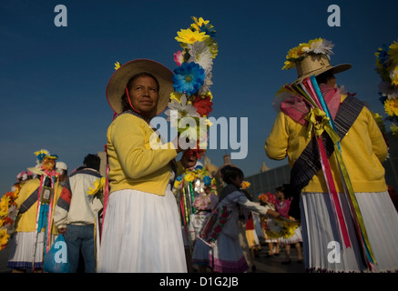 Les femmes Mazahua portent des couronnes de fleurs à l'extérieur de la Basilique Notre Dame de Guadalupe à Mexico Banque D'Images