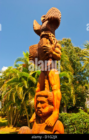 Des statues en bois dans le jardin de sculptures de La Foa, côte ouest de la Grande Terre, en Nouvelle-Calédonie, en Mélanésie, le Pacifique Sud, du Pacifique Banque D'Images