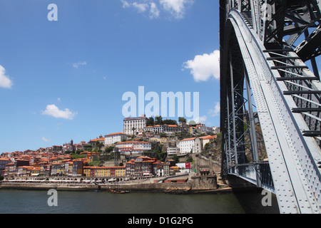 Le Pont Dom Luis I enjambe le fleuve Douro à le quartier de Ribeira classé au Patrimoine Mondial de l'UNESCO, Porto, Douro, Portugal, Europe Banque D'Images