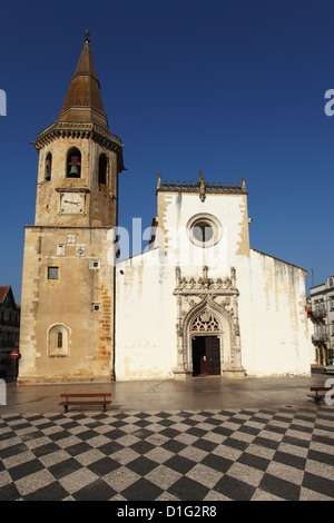 L'église de style manuélin de Saint Jean Baptiste avec tour octogonale, Praca de Republica, Tomar, Portugal, Portugal, Europe Banque D'Images