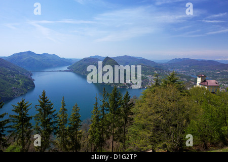 Vue sur le Mont San Salvador du Monte Bre, le lac de Lugano, Lugano, Tessin, Suisse, Europe Banque D'Images