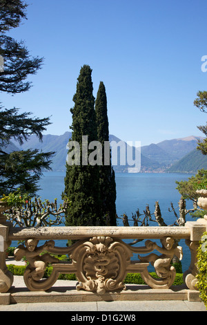 Vue de la terrasse du 18ème siècle Villa del Balbianello au soleil du printemps, Lezzeno, Lac de Côme, les lacs italiens, Italie, Europe Banque D'Images