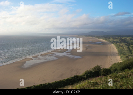 Tremadog Bay et Harlech beach vu de près de Llanfair, Gwynedd, Pays de Galles, Royaume-Uni, Europe Banque D'Images