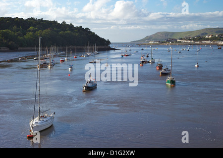 À l'estuaire de la rivière Conwy Deganwy et de Great Orme, Llandudno, en été, Gwynedd, au nord du Pays de Galles, Royaume-Uni, Europe Banque D'Images