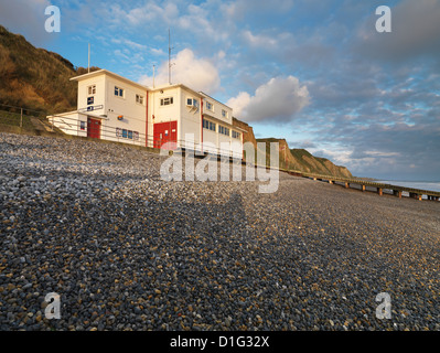 La station de sauvetage et les falaises de la plage de Sheringham, Norfolk, Angleterre, Royaume-Uni, Europe Banque D'Images