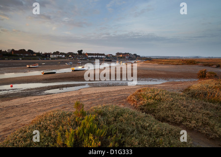 Belle lumière tôt le matin à l'ensemble de marais salants vers Burnham Overy Staithe, Norfolk, Angleterre, Royaume-Uni Banque D'Images