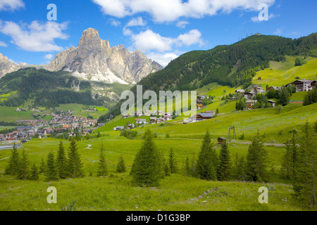 Corvara et Sass Songher Mountain, Badia, La province de Bolzano, Trentin-Haut-Adige/Sud Tyrol Italien, Dolomites, Italie Banque D'Images