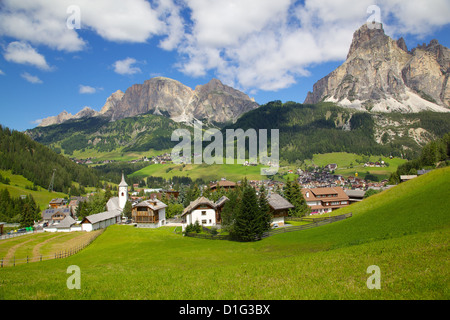 Corvara et Sass Songher Mountain, Badia, La province de Bolzano, Trentin-Haut-Adige/Sud Tyrol Italien, Dolomites, Italie Banque D'Images
