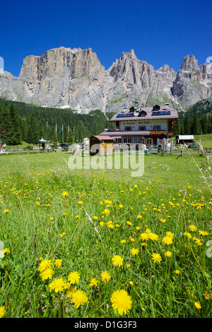 Restaurant, Sella Pass, provinces de Trente et Bolzano, Italie, Dolomites italiennes, de l'Europe Banque D'Images