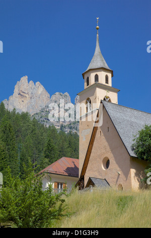 L'église du village, Fontanac, Vallée de Fassa, Province de Trento, Trentino-Alto Adige/Sud Tyrol Italien, Dolomites, Italie, Europe Banque D'Images