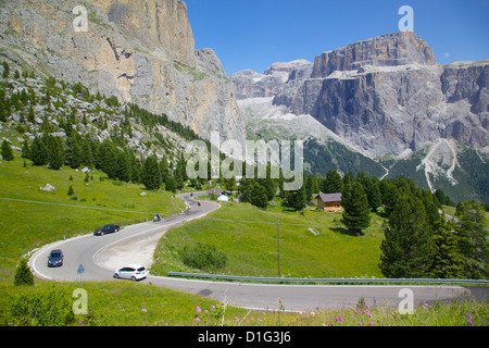 Road, Sella Pass, provinces de Trente et Bolzano, Italie, Dolomites italiennes, de l'Europe Banque D'Images