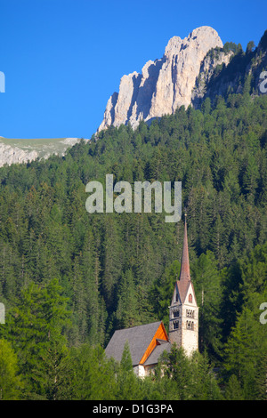 Dominé par l'église Ciampedie Montagnes, Vigo di Fassa, Vallée de Fassa, le Tyrol du Sud Italien, Dolomites, Italie Banque D'Images