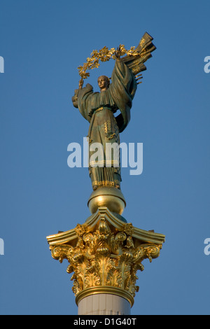 Sculpture femme - symbole de l'Ukraine sur la place Maidan Kiev principale Nezalegnosti (Place de l'indépendance) Banque D'Images